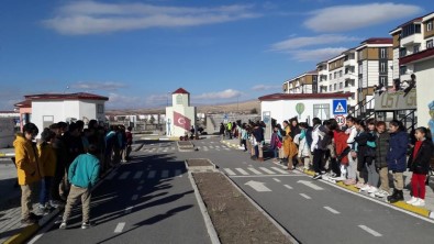 Kars'ta Ögrencilere Uygulamali Trafik Egitimi Verildi