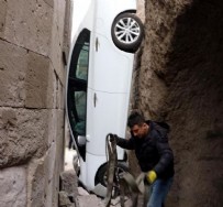 Kayseri’de ölümle burun buruna! 5 metreden düştü cami ile duvar arasında sıkıştı .