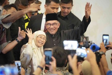 Malezya'nin Yeni Basbakani Enver Ibrahim Yemin Etti