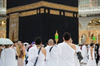 Müslümanlar, Siddetli Yagisa Aldirmadan Kabe'yi Dualarla Tavaf Etti