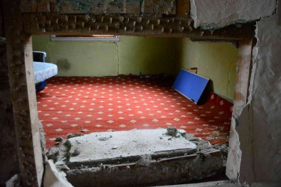 Onlar Evlerine Degil, Giden Anilarina Üzülüyor