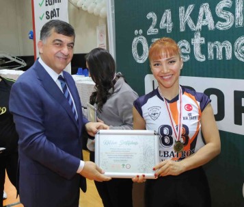 Sampiyon Ögretmenler Kupalarini Kaldirdi