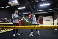 Sinifta Ögretmen Ringde Boksör