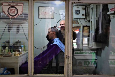 52 Yildir Dükkanindaki Tek Koltukla 7 Çocuk Büyüttü