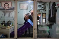 52 Yildir Dükkanindaki Tek Koltukla 7 Çocuk Büyüttü