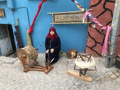 Ata Meslegini Tarihi Sokakta Ilmek Ilmek Dokuyarak Yasatiyor