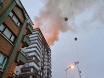 Baskentte 15 Katli Bir Binanin Çatisinda Çikan Yanginda 3 Kisi Dumandan Etkilendi