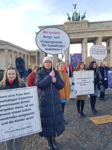 Berlin'de Kadina Karsi Siddet Protesto Edildi