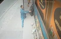 Çantalari Önce Inceledi Daha Sonra Kendisininmis Gibi Çalip Götürdü Açiklamasi O Anlar Kamerada