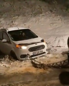 Karda Mahsur Kalan Vatandaslarin Imdadina Ekipler Yetisti