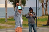 Kireçlenmeye Karsi Rusya Sogugundan Kaçip Antalya'ya Gelen 69'Luk Dede, Yaptigi Danslarla Gençlere Tas Çikartiyor