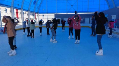 Kirsal Mahallelerdeki Çocuklar Müze Ve Buz Pisti Ile Tanisti