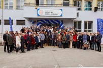 Mezun Oldugu Okulun Ögretmenleriyle Bir Araya Geldi