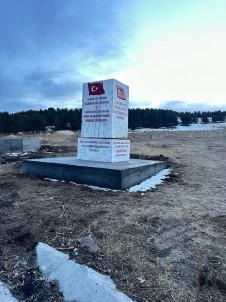 Mugla'da Hazirlanan 35 Tonluk Mermer Kaide Sarikamis Sehitleri'nin Yürüyüse Basladigi Alana Dikildi