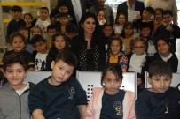 Ögrencileri Sarilarak Kutladi... Gülçin Ögretmen, Ögretmenler Günü'nde Hediye Kabul Etmedi