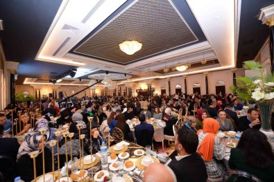 Ögretmen Baskan'dan Meslektaslari Onuruna Aksam Yemegi