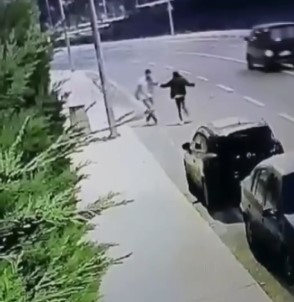 Pendik'te Genç Kiza Sokak Ortasinda Siddet Kamerada