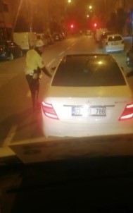 Polise Kapiyi Açmayan Sürücü Kontrol Noktasindan Kaçti