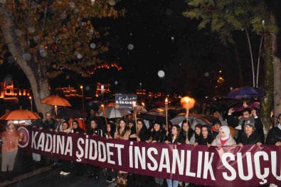 Turuncu Renge Bürünen Amasya'da Kadina Siddete Karsi Mesaleli Yürüyüs