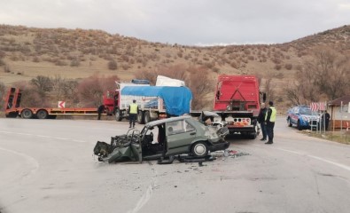 Viraji Alamayarak 2 Araca Çarpan Otomobilin Sürücüsü Yaralandi