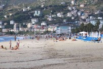 Yagisli Havalarin Ardindan Günesi Gören Plaja Geldi