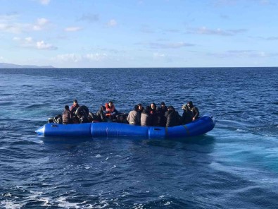 Yunan Unsurlari Tarafindan Ölüme Terk Edilen 35 Kaçak Göçmen Kurtarildi