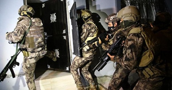 Mersin'de şafak vakti PKK operasyonu: Balkondan atlayıp kaçmaya çalıştı
