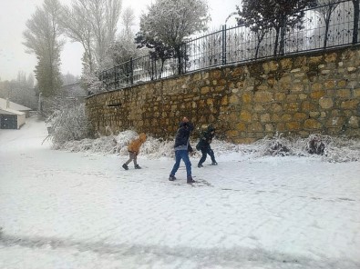 Baskale'de Kar En Çok Çocuklari Sevindirdi