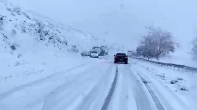 Bitlis'te Kar Yagdi, Çok Sayida Araç Yolda Kaldi