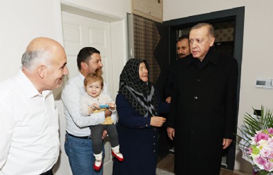 Cumhurbaşkanı Erdoğan görme engelli hafız Ravzanur'u evinde ziyaret etti