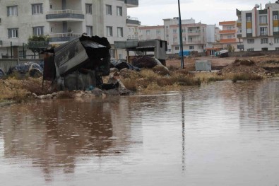 Midyat'ta Evleri Su Basti, Yollar Göle Döndü; Vatandaslar Belediyeye Tepki Gösterdi