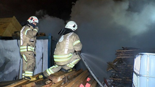 Beylikdüzü'ndeki yangında dört TIR küle döndü