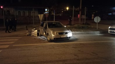 Kavsakta Iki Otomobil Çarpisti Açiklamasi 2 Yarali