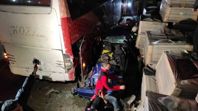 Kocaeli'de Seyir Halinde Tartisan Iki Otomobil Sürücüsü Çarpisti Açiklamasi 1'I Agir 5 Yarali