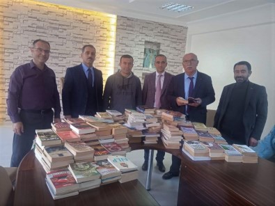 Yozgat'ta Özel Güvenlik Görevlisi Bine Yakin Kitabini Bagisladi