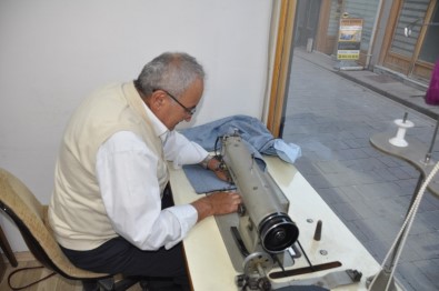 12 Metrekarelik Dükkaninda Meslegini Ayakta Tutmaya Çalisiyor