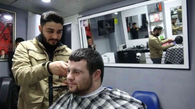 12 Yildir Berberlik Yapan Kuaför, 5 Yildir Engellileri Ücretsiz Tiras Yapiyor