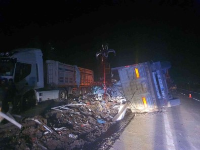 Kontrolden Çikan Hurda Yüklü Tir Devrildi