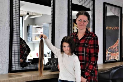 Minik Seyda, Lösemi Tedavisi Gören Çocuklara Peruk Olmasi Için Saçlarini Kestirdi