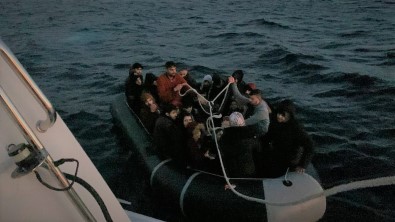 Türk Kara Sularina Geri Itilen 22 Kaçak Göçmeni Sahil Güvenlik Kurtardi