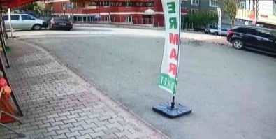 Ümraniye'de Bina Bahçesine Uçan Otomobil Daireye Çarpti Açiklamasi 3 Yarali