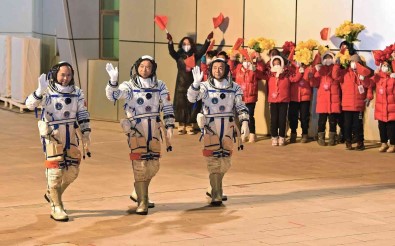 Çin, Tiangong Uzay Istasyonu'na Görev Degisimi Için 3 Astronot Gönderdi