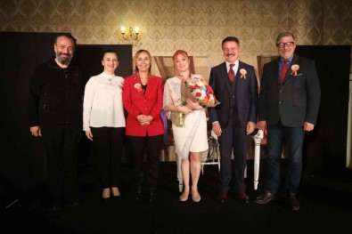 'Sardunya Kokan Kadinlar' Sahnelendi