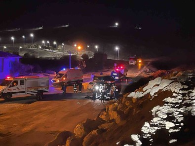 Afyonkarahisar'da Otomobil Sarampole Devrildi, Çok Sayida Ölü Ve Yarali Var