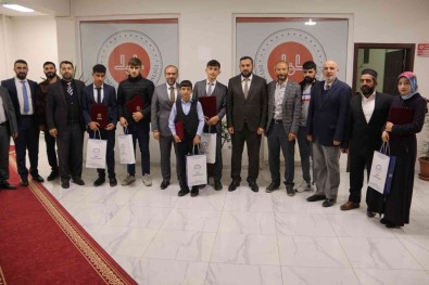 Agrili Hafizlar Belgelerine Kavustu