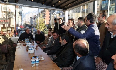 Bakan Akar Hakkari'de Esnafi Ziyaret Etti