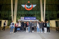 Baskan Altay Istanbul Gezisine Katilan Ögrencilere Trende Eslik Etti