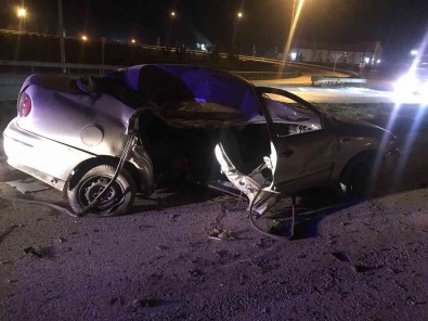 Çarptigi Aydinlatma Diregi Üzerine Devrildi Açiklamasi 3 Yarali