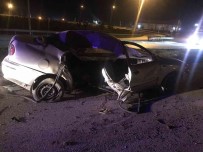 Çarptigi Aydinlatma Diregi Üzerine Devrildi Açiklamasi 3 Yarali