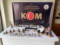 Istanbul'da Operasyon Düzenlenen Daireden Cephanede Çikti Açiklamasi Lav Silahi, Kalasnikof, El Bombasi Bulundu